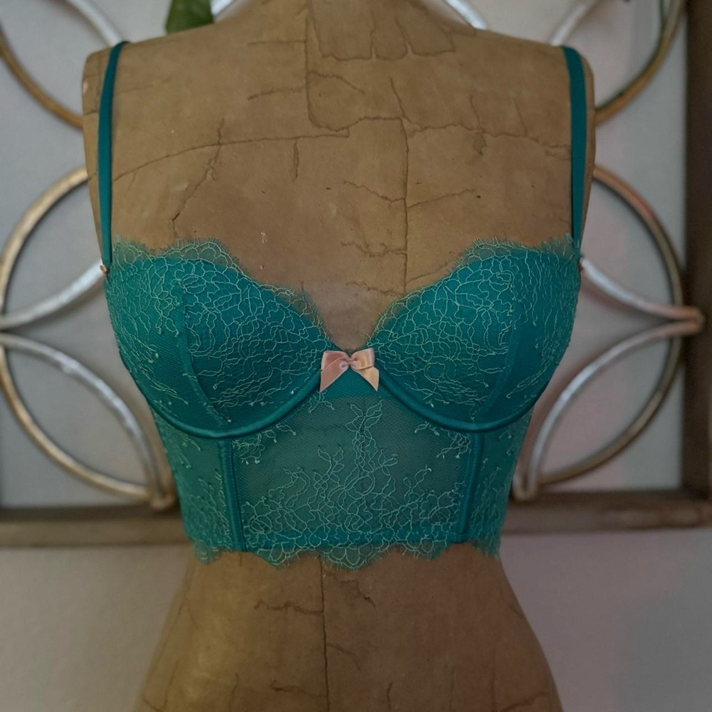 Victoria’s Secret
Size: 32C